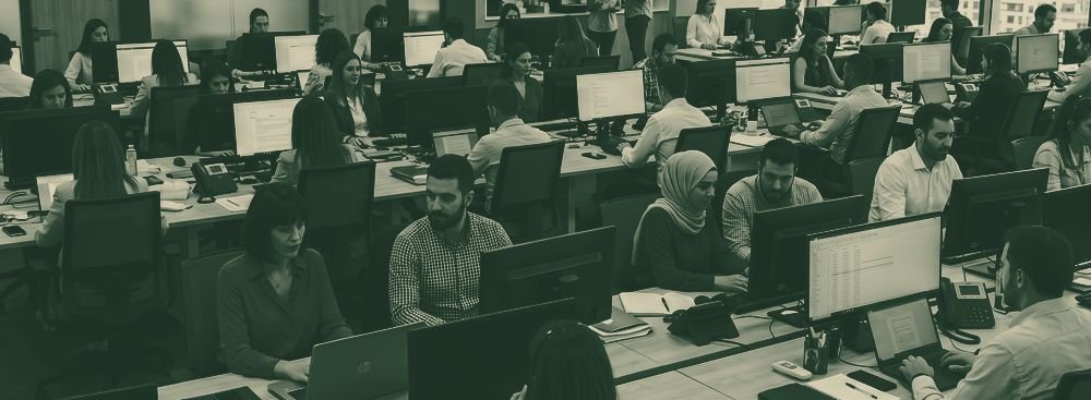 Plantilla de una oficina trabajando en puestos compartidos